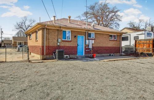 Twin Lakes House | Gorgeous 2-King-Bed Lower Unit in Denver