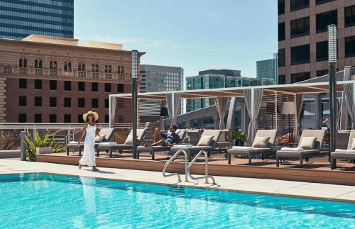Downtown Los Angeles Apartment | Gorgeous 3BR High-Rise with Pool, Spa & City Views