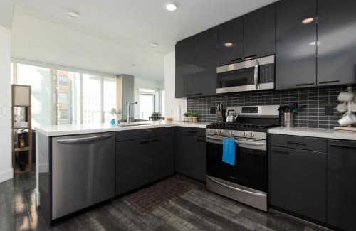 Downtown Los Angeles Apartment | Gorgeous 3BR High-Rise with Pool, Spa & City Views