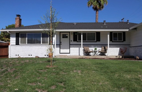 Carmichael House | Gorgeous 3BR Spacious Home w/Pool near CA Capitol