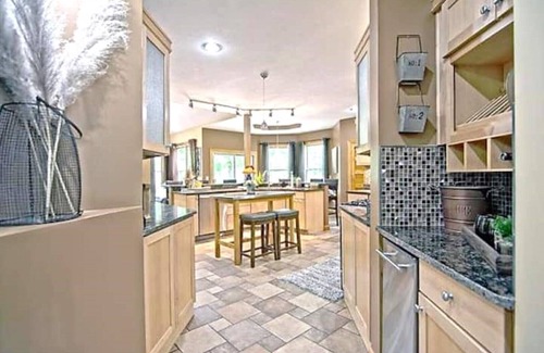 New Carlisle House | Gorgeous 6 bedroom "Retreat" - Indoor and Outdoor!