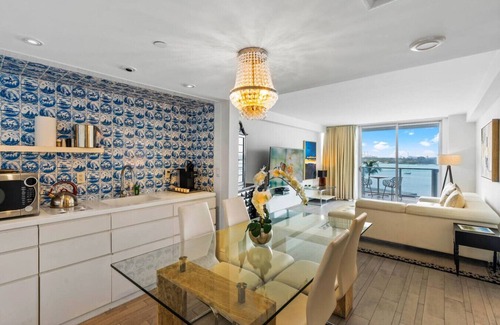 West Avenue Condo | Gorgeous Bay View Balcony Suite in Miami Beach with Pool and Spa Access