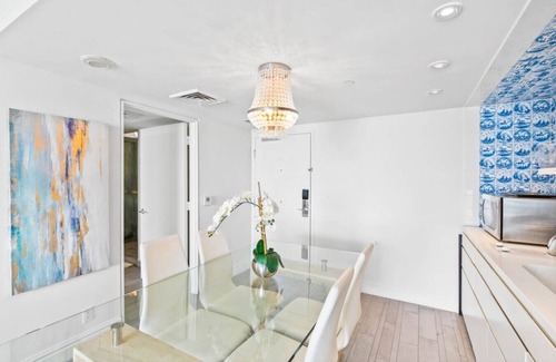 West Avenue Condo | Gorgeous Bay View Balcony Suite in Miami Beach with Pool and Spa Access