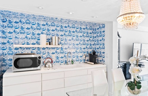 West Avenue Condo | Gorgeous Bay View Balcony Suite in Miami Beach with Pool and Spa Access