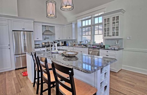 Avalon House | GORGEOUS BEACHBLOCK HOME WITH OCEANVIEWS, HEATED SWIMMING POOL AND ELEVATOR!