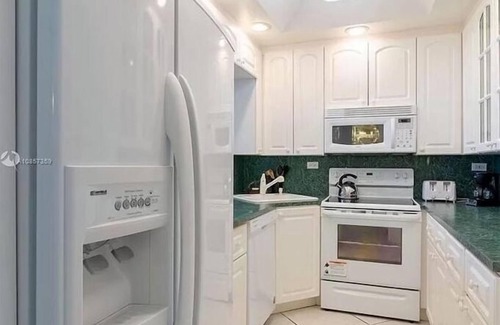 La Gorce Condo | Gorgeous Beachfront Pavilion Condominium 4pax with Pool, GYM, Free Valet Parking