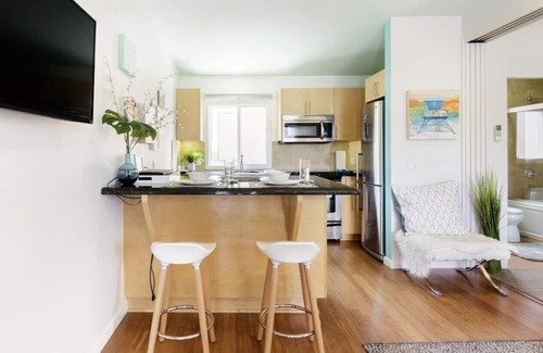 South Mission Beach Condo | Gorgeous Boardwalk Getaway AC, parking