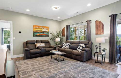 Rossville House | Gorgeous Cabin Surrounded by Trees in Fairview, Georgia