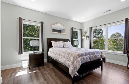 Rossville House | Gorgeous Cabin Surrounded by Trees in Fairview, Georgia