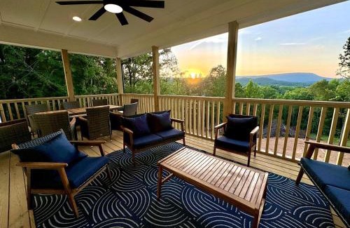 Rossville House | Gorgeous Cabin Surrounded by Trees in Fairview, Georgia