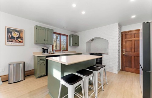 Butte Des Morts House | Gorgeous Cabin Vibes Home w/Pond! Close To Lake! 4-bedroom house in Oshkosh