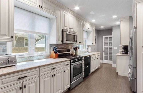 Lake Geneva House | Gorgeous Downtown Baker St Bungalow, Walk Everywhere!