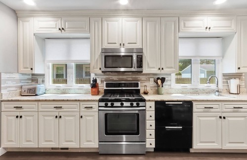 Lake Geneva House | Gorgeous Downtown Baker St Bungalow, Walk Everywhere!