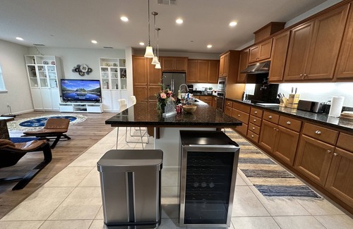 Tracy House | Gorgeous House 4 You: 4B+2.5b+Office+12' Kitchen Island