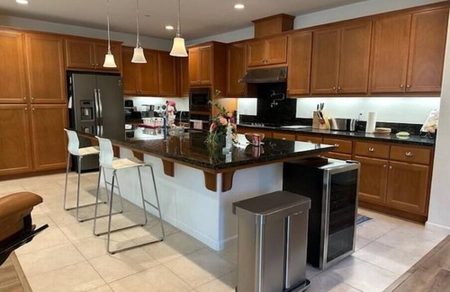 Tracy House | Gorgeous House 4 You: 4B+2.5b+Office+12' Kitchen Island