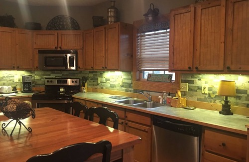 Wedowee Cabin | GORGEOUS LAKE FRONT 3 BEDROOM CABIN ON LAKE WEDOWEE-15 steps to lake! 5 stars!