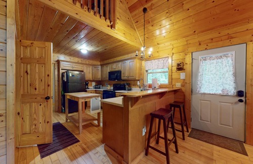 Ranger Cabin | Gorgeous modern cabin with Ping-Pong, deck, grill, pool & tennis - dogs welcome