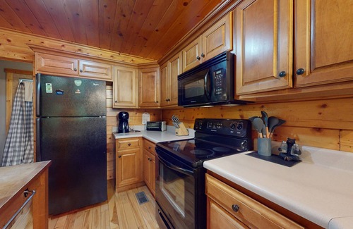 Ranger Cabin | Gorgeous modern cabin with Ping-Pong, deck, grill, pool & tennis - dogs welcome