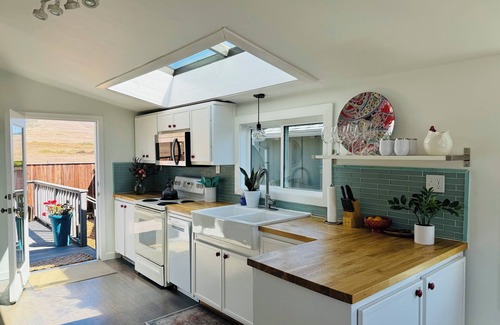 Bodega Bay House | Gorgeous Ocean and Sunset Views from Cliff Side Cottage