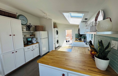 Bodega Bay House | Gorgeous Ocean and Sunset Views from Cliff Side Cottage