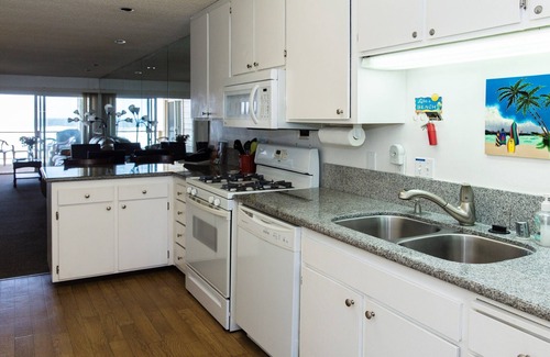 Mission Beach Condo | Gorgeous Ocean Front Condo on the Boardwalk - Walk to Everything!