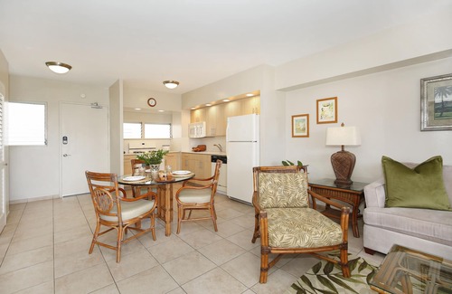 Waikiki Condo | GORGEOUS OCEAN VIEW and Sunsets! Full Kitchen, Washer/Dryer, Wi-Fi, Sleeps 4.