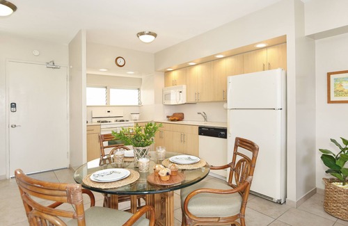 Waikiki Condo | GORGEOUS OCEAN VIEW and Sunsets! Full Kitchen, Washer/Dryer, Wi-Fi, Sleeps 4.