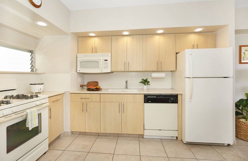 Waikiki Condo | GORGEOUS OCEAN VIEW and Sunsets! Full Kitchen, Washer/Dryer, Wi-Fi, Sleeps 4.