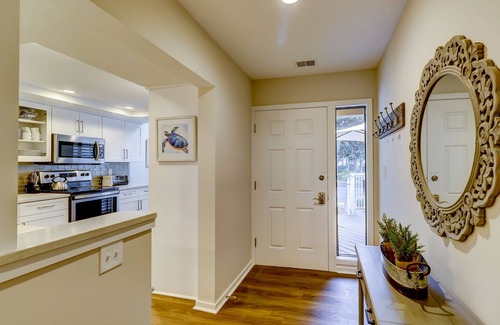 Palmetto Dunes Villa | Gorgeous renovation fully complete in 2024! 5 min walk to beach on lagoon.