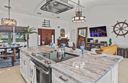 Sulphur Springs House | Gorgeous Renovated 3BR Pet Friendly Home on the Hillsborough River | North End of Seminole Heights