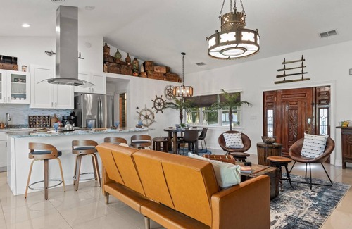 Sulphur Springs House | Gorgeous Renovated 3BR Pet Friendly Home on the Hillsborough River | North End of Seminole Heights