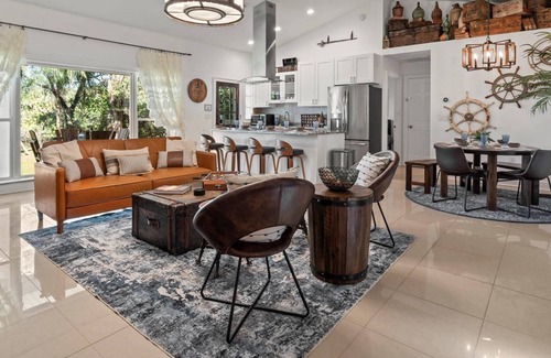 Sulphur Springs House | Gorgeous Renovated 3BR Pet Friendly Home on the Hillsborough River | North End of Seminole Heights