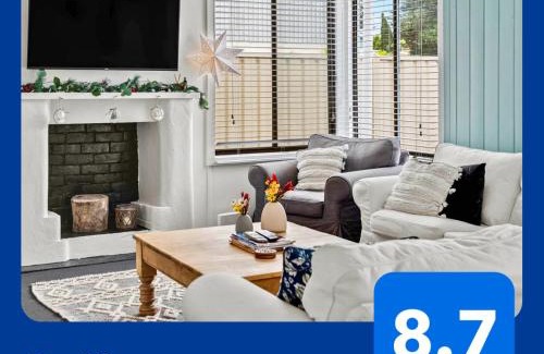 Victor Harbor House | Gorgeous Renovated Cottage in Heart of Victor