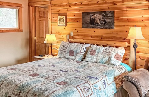 Estes Park Hotel | Gorgeous River Motel with Pool, Views R200