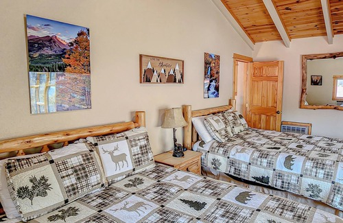 Estes Park Hotel | Gorgeous River Motel with Pool, Views R200