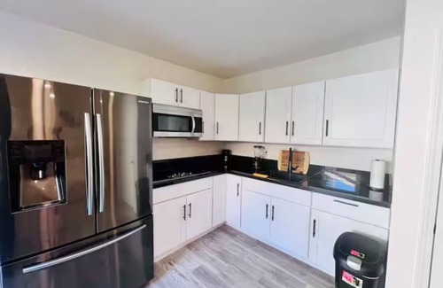 Paradise Valley Village House | GORGEOUS Studio Guest House: Q Bed, Full SZ Fridge & Full SZ Washer & Dryer, BBQ