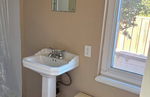 Castro Valley Apartment | Gorgeous Studio with private bath and private entry close to Bart