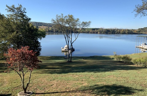 Loudon Apartment | Gorgeous Waterfront -Non Smoking -Private Basement Suite