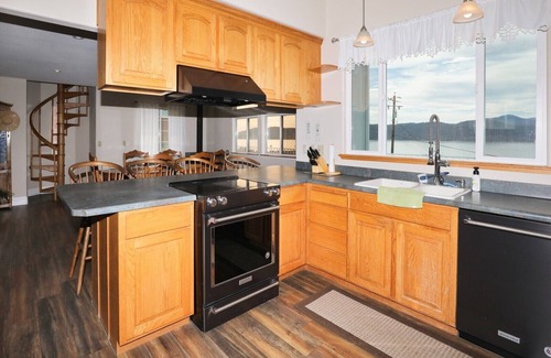 Clearlake House | Gorguous and spacious home with panoramic views in Clearlake.