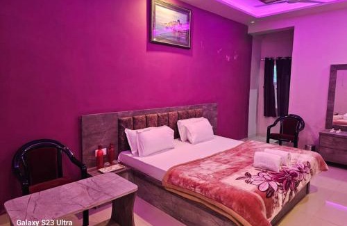 Varanasi Hotel | Goroomgo Kashi Inn Raj Ghat Varanasi Near Ganga Rajghat - Kashi Railway Station 500 - Kashi Vishwanath Temple - Hotel-at-Prime-Location Spacious-Room with-wi-fi & Parking Availability,