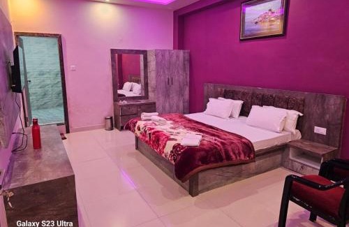 Varanasi Hotel | Goroomgo Kashi Inn Raj Ghat Varanasi Near Ganga Rajghat - Kashi Railway Station 500 - Kashi Vishwanath Temple - Hotel-at-Prime-Location Spacious-Room with-wi-fi & Parking Availability,