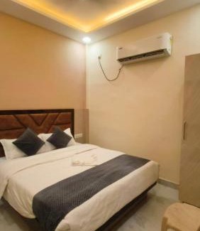 Varanasi Hotel | Goroomgo Prakash Residency Varanasi Near Kashi Vishwanath Temple and Ganga Ghat- Prime Location with Lift and Fully Air-Conditioned - Best Hotel In Varanasi