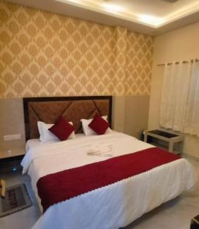 Varanasi Hotel | Goroomgo Prakash Residency Varanasi Near Kashi Vishwanath Temple and Ganga Ghat- Prime Location with Lift and Fully Air-Conditioned - Best Hotel In Varanasi
