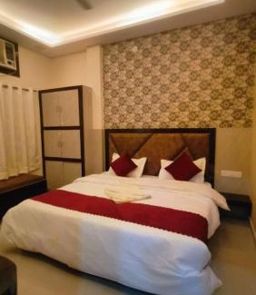 Varanasi Hotel | Goroomgo Prakash Residency Varanasi Near Kashi Vishwanath Temple and Ganga Ghat- Prime Location with Lift and Fully Air-Conditioned - Best Hotel In Varanasi