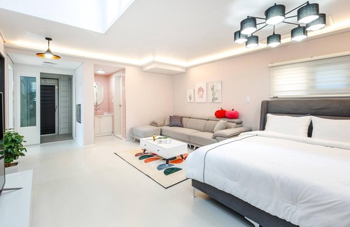 Sokcho House | Gosung Shalala Private Pool & Spa Villa