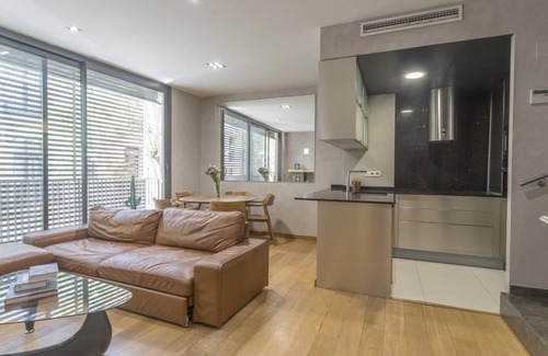 la Vila de Gracia Apartment | Gràcia: Private Terrace & Pool, sleeps 6