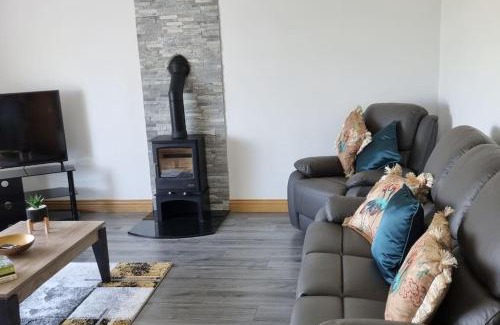 Carrickfergus House | Grace's Place with Hot Tub & Games Room