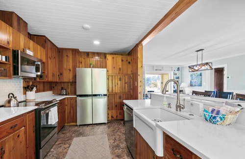 Lake Junaluska House | Graceful Swan Retreat w/Dock, Pool & Golf Access