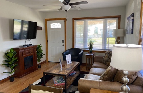 Racine House | Graceland! Pro Cleaned, Self Check In, Sleeps 8