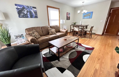 Racine House | Graceland! Pro Cleaned, Self Check In, Sleeps 8